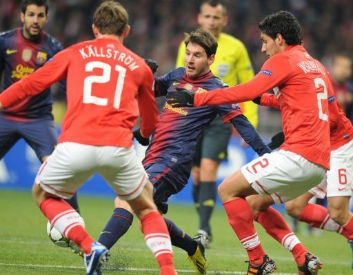 Barcelona's Lionel Messi (C) vies with Spartak's Kim Kallstrom (L) and Juan Insaurralde (R) Barcelona's Lionel Messi (C) vies with Spartak's Kim Kallstrom (L) and Juan Insaurralde (R)
