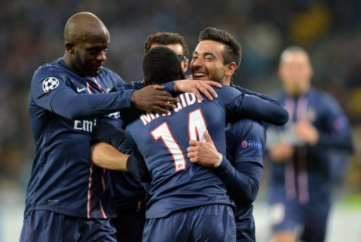Ezequiel Lavezzi (R) of Paris Saint-Germain celebrates scoring Ezequiel Lavezzi (R) of Paris Saint-Germain celebrates scoring