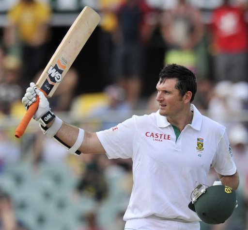 Graeme Smith survived two close shaves to reach a resolute century and give S.Africa a sturdy start on Friday Graeme Smith survived two close shaves to reach a resolute century and give S.Africa a sturdy start on Friday