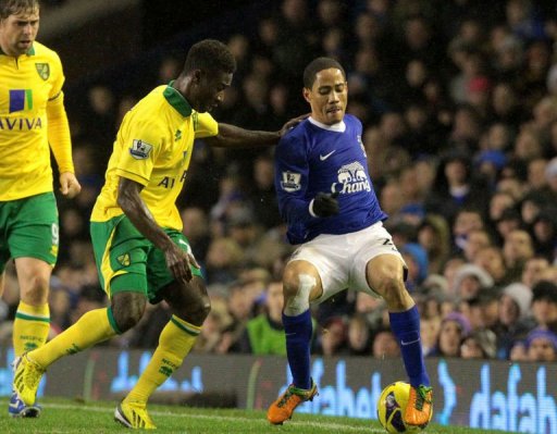 Everton's Steven Pienaar (R) tackles Norwich City's Alexander Tettey Everton's Steven Pienaar (R) tackles Norwich City's Alexander Tettey