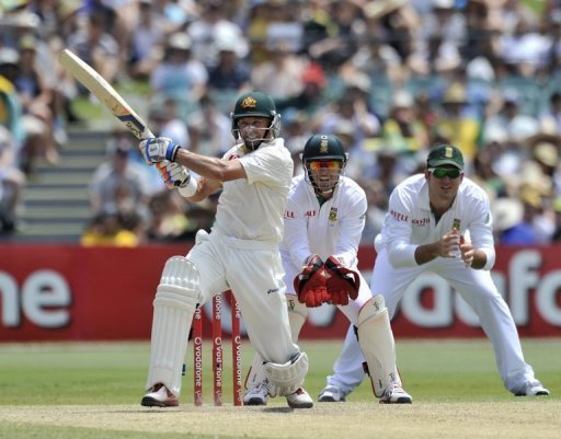 Mike Hussey (L), chasing his 3rd successive century in the series, was out in the over before lunch for 54 off 95 balls Mike Hussey (L), chasing his 3rd successive century in the series, was out in the over before lunch for 54 off 95 balls