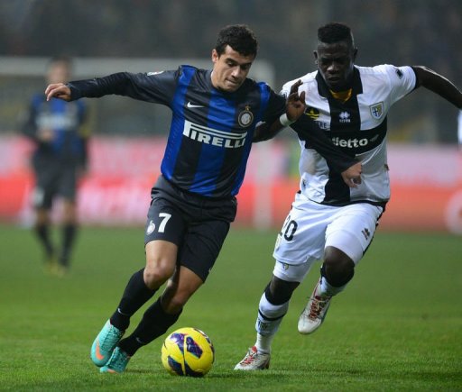 Inter's forward Philippe Coutinho (L) fights for the ball with Parma's defender Afriyie Acquah Inter's forward Philippe Coutinho (L) fights for the ball with Parma's defender Afriyie Acquah