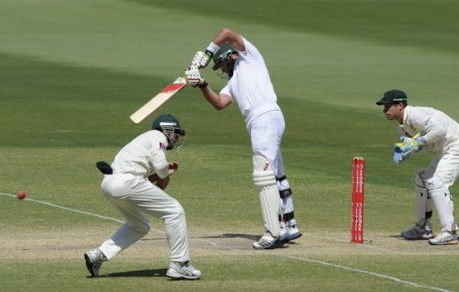 Jacques Kallis suffered a hamstring injury during the second Test in Adelaide Jacques Kallis suffered a hamstring injury during the second Test in Adelaide