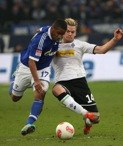 Schalke's striker Jefferson Farfan (L) and Moenchengladbach's midfielder Thorben Marx fight for the ball Schalke's striker Jefferson Farfan (L) and Moenchengladbach's midfielder Thorben Marx fight for the ball