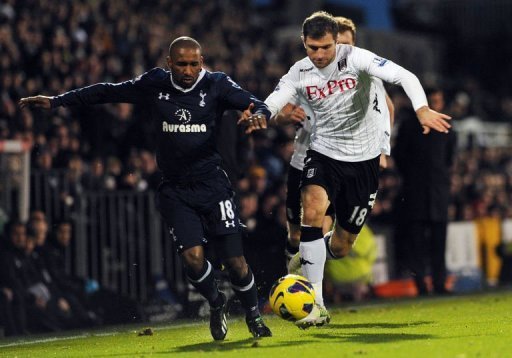 Tottenham Hotspur's striker Jermain Defoe (L) clashes with Fulham's defender Aaron Hughes Tottenham Hotspur's striker Jermain Defoe (L) clashes with Fulham's defender Aaron Hughes