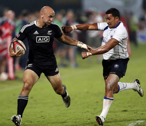 New Zealand's Dj J Forbes (L) fights for the ball with Samoa's Reupena Levasa New Zealand's Dj J Forbes (L) fights for the ball with Samoa's Reupena Levasa