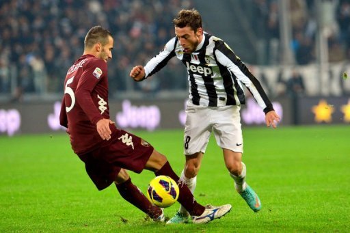 Juventus' midfielder Claudio Marchisio (R) clashes with Torino's defender Valerio Di Cesare Juventus' midfielder Claudio Marchisio (R) clashes with Torino's defender Valerio Di Cesare