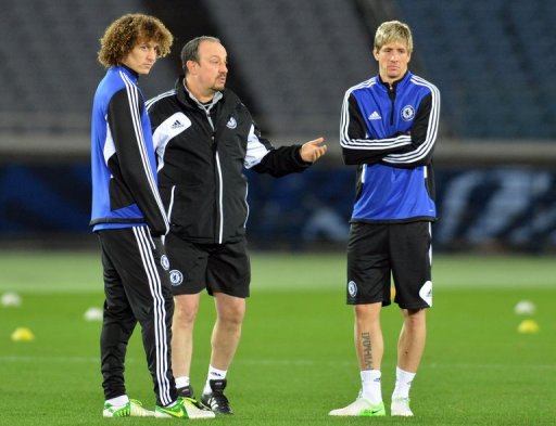 Rafael Benitez (centre) talks to Fernando Torres (right) and David Luiz (left) in Yokoham on December 12, 2012 Rafael Benitez (centre) talks to Fernando Torres (right) and David Luiz (left) in Yokoham on December 12, 2012