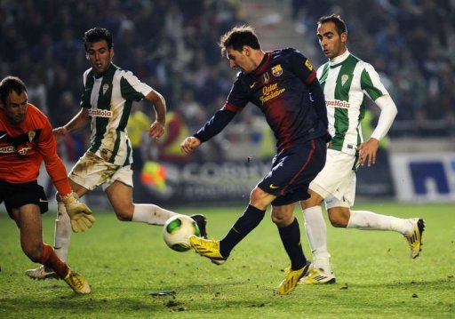 Barcelona's Argentinian forward Lionel Messi (2nd R) vies with Cordoba's goalkeeper Mikel Saizar (L) Barcelona's Argentinian forward Lionel Messi (2nd R) vies with Cordoba's goalkeeper Mikel Saizar (L)