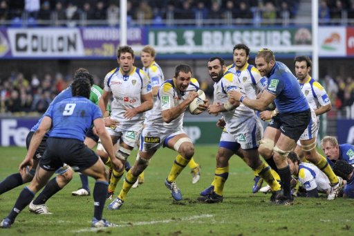 Clermont's Alexandre Lapandry (C) runs with the ball during their match against Leinster, on December 9, 2012 Clermont's Alexandre Lapandry (C) runs with the ball during their match against Leinster, on December 9, 2012
