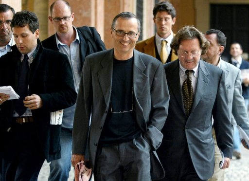 Italian doctor Michele Ferrari (C) leaves the Bologna's tribunal followed by journalists and his lawyer October 1, 2004 Italian doctor Michele Ferrari (C) leaves the Bologna's tribunal followed by journalists and his lawyer October 1, 2004