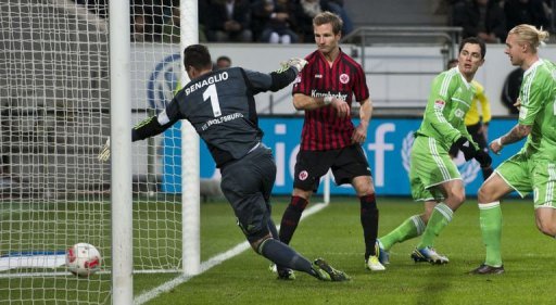 Wolfsburg's goalkeeper Diego Benaglio (L) fails to stop a kick by Frankfurt's Alexander Meier on December 15, 2012 Wolfsburg's goalkeeper Diego Benaglio (L) fails to stop a kick by Frankfurt's Alexander Meier on December 15, 2012