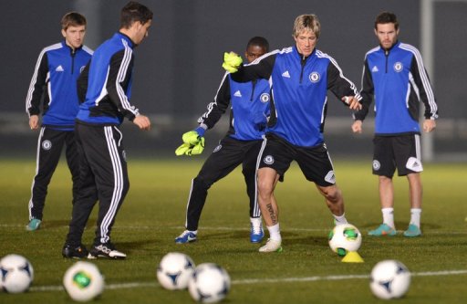 Chelsea forward Fernando Torres (2nd R) and teammates warm up during a training session in Tokyo on December 15, 2012 Chelsea forward Fernando Torres (2nd R) and teammates warm up during a training session in Tokyo on December 15, 2012