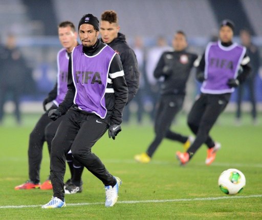 Corinthians defender Wallace (front) takes part in a team training session in Yokohama on December 15, 2012 Corinthians defender Wallace (front) takes part in a team training session in Yokohama on December 15, 2012