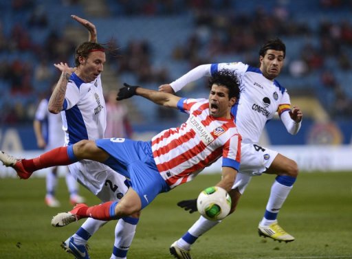 Atletico Madrid's Diego da Silva Costa (C) fights for the ball with Getafe's players, on December 12, 2012 Atletico Madrid's Diego da Silva Costa (C) fights for the ball with Getafe's players, on December 12, 2012
