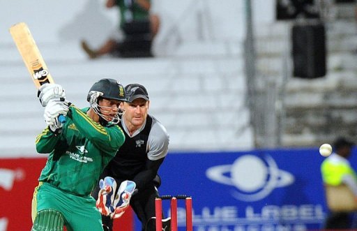 South African batsman Quinton de Kock (L) hits the ball on December 21, 2012 South African batsman Quinton de Kock (L) hits the ball on December 21, 2012