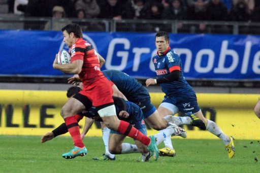 Grenoble's fly-half Valentin Courrent (R) runs in Grenoble on December 22, 2012 Grenoble's fly-half Valentin Courrent (R) runs in Grenoble on December 22, 2012