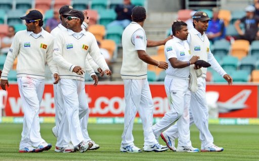 Sri Lankan bowler Rangana Herath (2nd R) is congratulated by teammates, in Hobart, on December 17, 2012 Sri Lankan bowler Rangana Herath (2nd R) is congratulated by teammates, in Hobart, on December 17, 2012