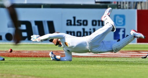 Sri Lankan wicketkeeper Kumar Sangakkara drops a catch in the second Test against Australia on December 26, 2012 Sri Lankan wicketkeeper Kumar Sangakkara drops a catch in the second Test against Australia on December 26, 2012