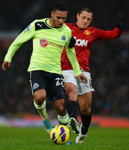 Newcastle's Sylvain Marveaux (L) vies with Manchester's Javier Hernandez (R) at Old Trafford on December 26, 2012 Newcastle's Sylvain Marveaux (L) vies with Manchester's Javier Hernandez (R) at Old Trafford on December 26, 2012