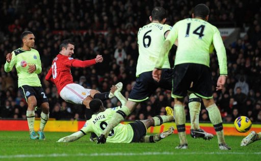 Manchester United's Robin van Persie (2nd L) scores at Old Trafford on December 26, 2012 Manchester United's Robin van Persie (2nd L) scores at Old Trafford on December 26, 2012