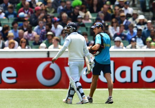 Sri Lanka batsman Kumar Sangakkara (L) walks off after having his hand injured at the MCG on December 28, 2012 Sri Lanka batsman Kumar Sangakkara (L) walks off after having his hand injured at the MCG on December 28, 2012