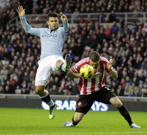 Sunderland's Carlos Cuellar (R) fights for the ball with Manchester City's Sergio Aguero, on December 26, 2012 Sunderland's Carlos Cuellar (R) fights for the ball with Manchester City's Sergio Aguero, on December 26, 2012