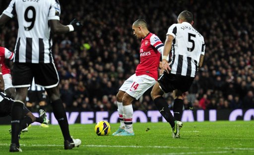 Arsenal striker Theo Walcott (2nd R) lines up a shot on goal against Newcastle United, December 29, 2012 Arsenal striker Theo Walcott (2nd R) lines up a shot on goal against Newcastle United, December 29, 2012