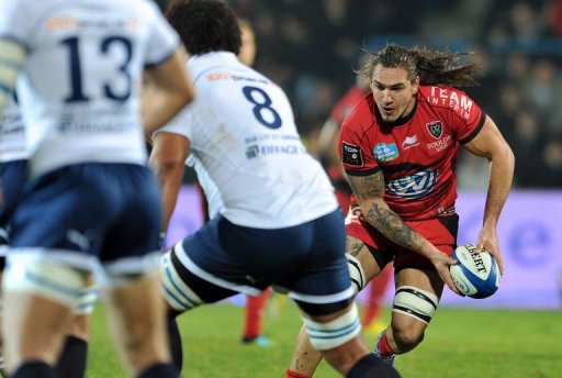 Toulon's Pierrick Gunther avoids a tackle from Agen players, on December 22, 2012 Toulon's Pierrick Gunther avoids a tackle from Agen players, on December 22, 2012