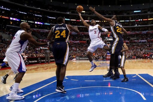 Chris Paul (C) of the L.A. Clippers shoots between Paul Milsap and Al Jefferson of the Utah Jazz, on December 30, 2012 Chris Paul (C) of the L.A. Clippers shoots between Paul Milsap and Al Jefferson of the Utah Jazz, on December 30, 2012