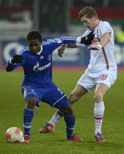 Schalke's striker Jefferson Farfan (L) and Augsburg's midfielder Andre Hahn fight for the ball on January 26, 2013 Schalke's striker Jefferson Farfan (L) and Augsburg's midfielder Andre Hahn fight for the ball on January 26, 2013