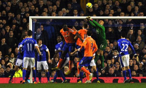 Everton's goalkeeper Tim Howard (2ndR) clears the ball at Goodison Park in Liverpool, February 26, 2013 Everton's goalkeeper Tim Howard (2ndR) clears the ball at Goodison Park in Liverpool, February 26, 2013