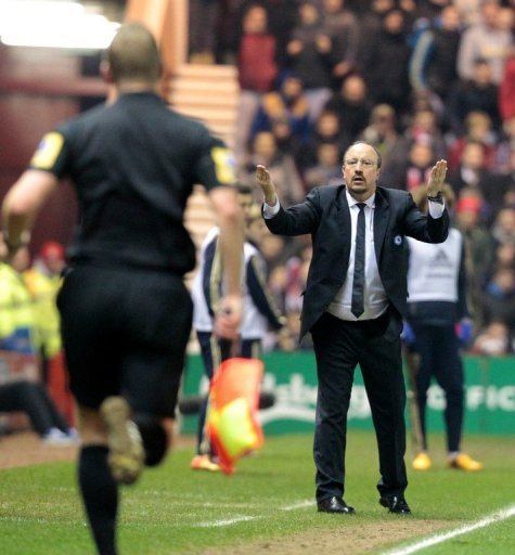Chelsea interim head coach Rafael Benitez challenges linesman, in Middlesborough, on February 27, 2013 Chelsea interim head coach Rafael Benitez challenges linesman, in Middlesborough, on February 27, 2013