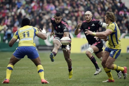Stade Francais' Waisea Vuidravuwalu (2ndL) kicks the ball at Stade Francais, Saint Denis on March 2, 2013 Stade Francais' Waisea Vuidravuwalu (2ndL) kicks the ball at Stade Francais, Saint Denis on March 2, 2013