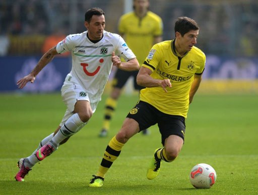 Hanover's Sergio Pinto (L) and Dortmund's Robert Lewandowski fight for the ball in Dortmund on March 2, 2013 Hanover's Sergio Pinto (L) and Dortmund's Robert Lewandowski fight for the ball in Dortmund on March 2, 2013