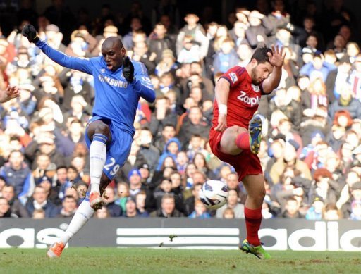 Chelsea's striker Demba Ba (L) shoots to score past West Bromwich Albion's striker Shane Long, March 2, 2013 Chelsea's striker Demba Ba (L) shoots to score past West Bromwich Albion's striker Shane Long, March 2, 2013