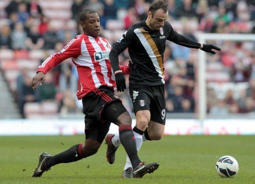 Sunderland's defender Titus Bramble (L) challenges Fulham's striker Dimitar Berbatov in Sunderland, March 2, 2013 Sunderland's defender Titus Bramble (L) challenges Fulham's striker Dimitar Berbatov in Sunderland, March 2, 2013