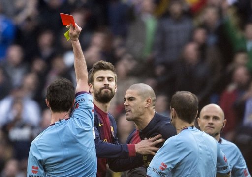 Barcelona goalkeeper Victor Valdes (C) gets a red card from referee Perez Lasa in Madrid on March 2, 2013 Barcelona goalkeeper Victor Valdes (C) gets a red card from referee Perez Lasa in Madrid on March 2, 2013