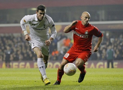 Tottenham Hotspur's Gareth Bale (L) fights for the ball with Inter Milan's Esteban Cambiasso, in London, on March 7, 2013 Tottenham Hotspur's Gareth Bale (L) fights for the ball with Inter Milan's Esteban Cambiasso, in London, on March 7, 2013