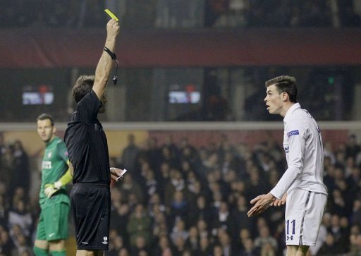 Tottenham Hotspur's Gareth Bale (R) is given the yellow card at White Hart Lane in east London, on March 7, 2013 Tottenham Hotspur's Gareth Bale (R) is given the yellow card at White Hart Lane in east London, on March 7, 2013