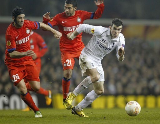 Spurs's Gareth Bale (R) with Inter's Christian Chivu (L) and Walter Gargano in London on March 7, 2013 Spurs's Gareth Bale (R) with Inter's Christian Chivu (L) and Walter Gargano in London on March 7, 2013