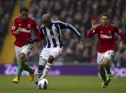 West Brom's Youssouf Mulumbu (C) runs against Swansea's Jonathan de Guzman (L) and Angel Rangel, March 9, 2013 West Brom's Youssouf Mulumbu (C) runs against Swansea's Jonathan de Guzman (L) and Angel Rangel, March 9, 2013