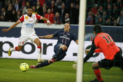 Paris Saint-Germain's forward Zlatan Ibrahimovic (C) shoots on goal, March 9, 2013 in Paris Paris Saint-Germain's forward Zlatan Ibrahimovic (C) shoots on goal, March 9, 2013 in Paris