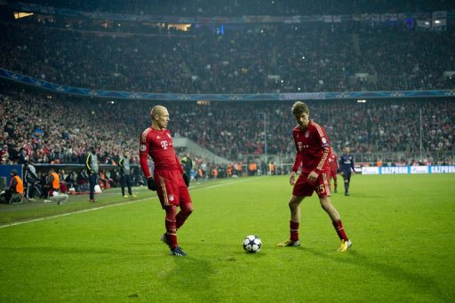 Bayern's Arjen Robben (L) and Thomas Mueller (R) play at the Allianz arena in Munich on March 13, 2013 Bayern's Arjen Robben (L) and Thomas Mueller (R) play at the Allianz arena in Munich on March 13, 2013