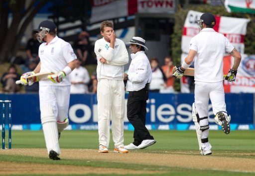 New Zealand's Bruce Martin (C) and England's Kevin Pietersen (R), pictured in Wellington, on March 15, 2013 New Zealand's Bruce Martin (C) and England's Kevin Pietersen (R), pictured in Wellington, on March 15, 2013
