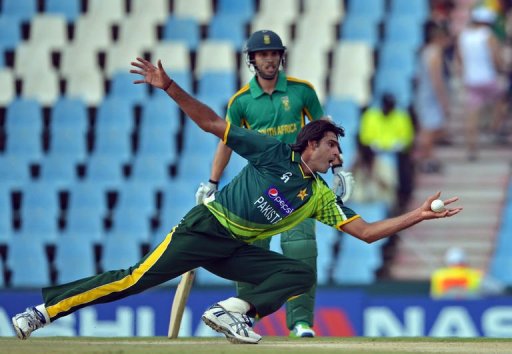 Mohammad Irfan of Pakistan takes a catch of his own bowling to dismiss South Africa's Faf du Plessis, March 15, 2013 Mohammad Irfan of Pakistan takes a catch of his own bowling to dismiss South Africa's Faf du Plessis, March 15, 2013