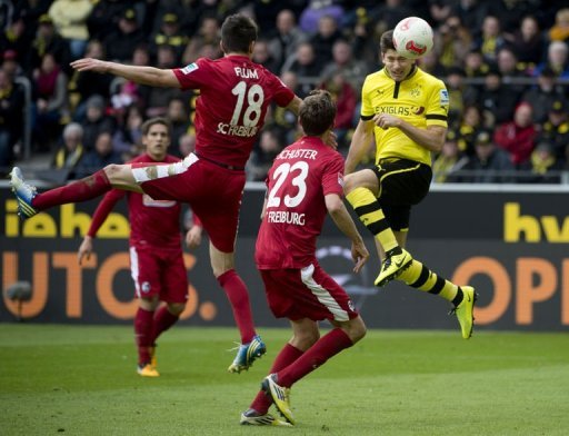 Dortmund's striker Robert Lewandowski (R) heads to score in Dortmund on March 16, 2013 Dortmund's striker Robert Lewandowski (R) heads to score in Dortmund on March 16, 2013