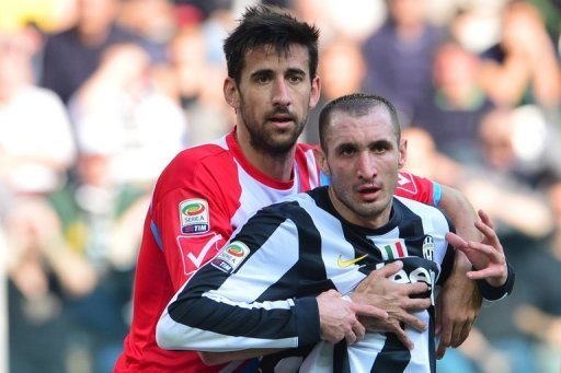 Juventus' Giorgio Chiellini is held by Catania defender Nicolas Spolli during the sides' Serie A match on March 10, 2013 Juventus' Giorgio Chiellini is held by Catania defender Nicolas Spolli during the sides' Serie A match on March 10, 2013