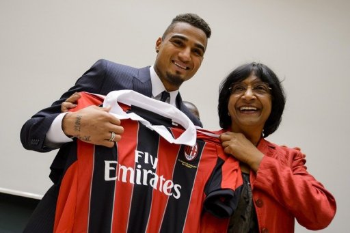 Kevin-Prince Boateng (L) and Navi Pillay pose with a AC Milan jersey on March 21, 2013 in Geneva Kevin-Prince Boateng (L) and Navi Pillay pose with a AC Milan jersey on March 21, 2013 in Geneva