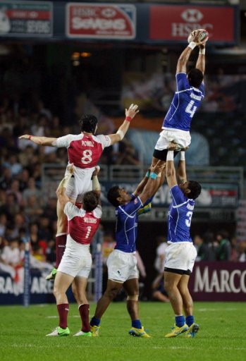 Samoa's Faatoina Autagavaia (upper R) controls the ball against England's players on March 22, 2013 Samoa's Faatoina Autagavaia (upper R) controls the ball against England's players on March 22, 2013